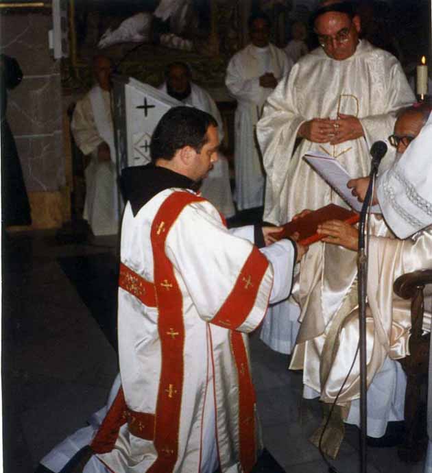 Recibe el libro de los evangelios