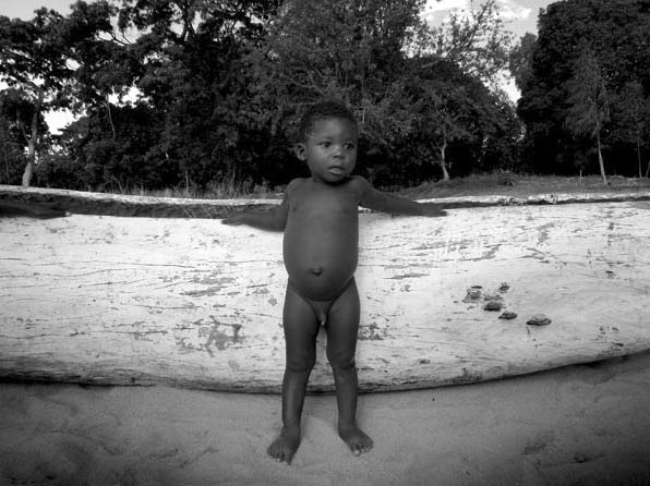 Niño con piragua